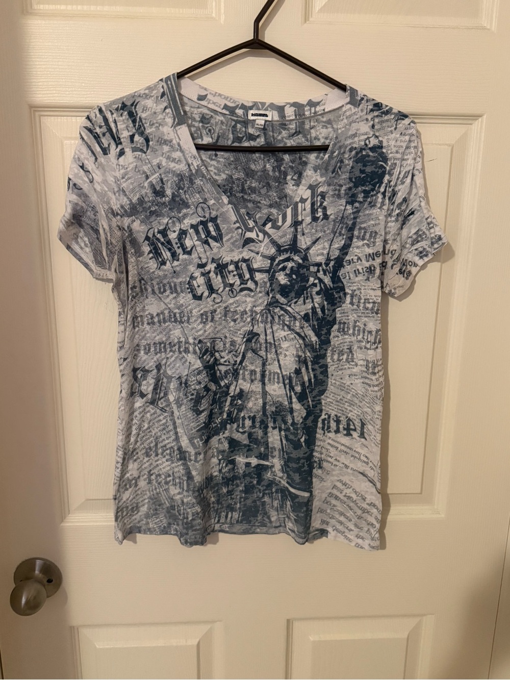 Kismet V-Neck New York Graphic Tee - Light Heather & Navy Print